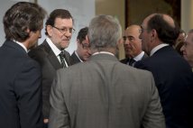  Íñigo de la Serna, a la izquierda de la imagen, junto al Presidente del Gobierno y otros asistentes al acto de presentación del Informe.
